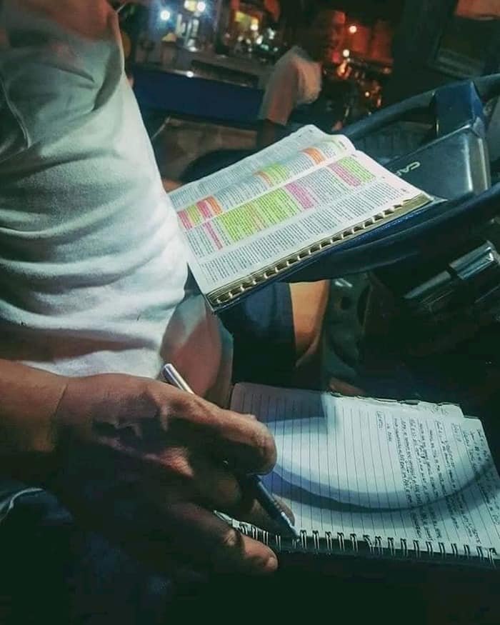 puv-driver-reads-bible-2