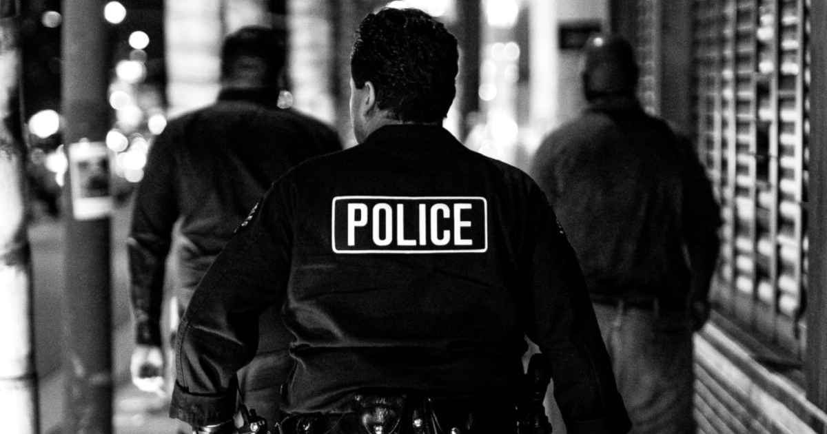 police-officers-buy-elderly-woman-groceries