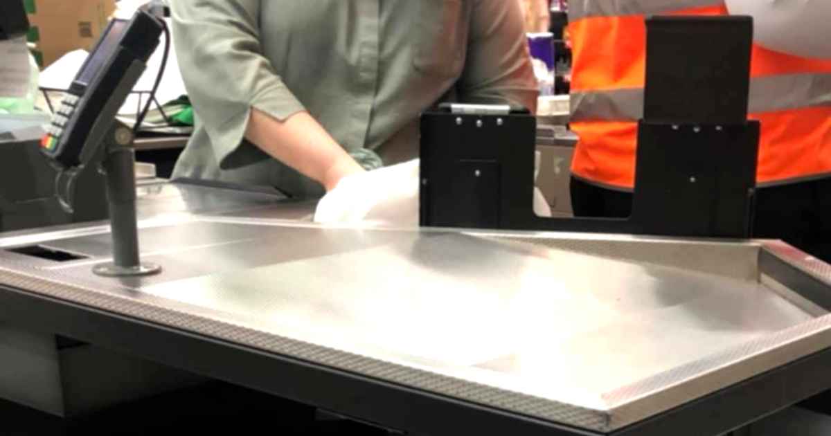 woolworths-cashier-pays-for-customer