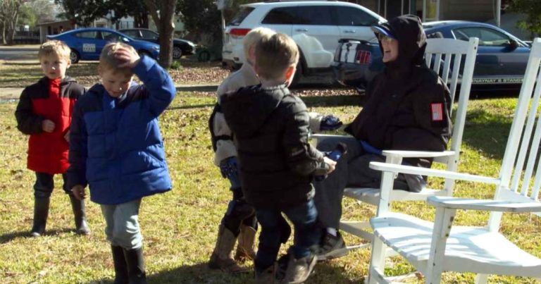 dementia-man-bonds-with-kids