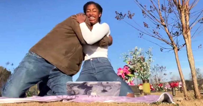 girl-prays-at-mother's-grave