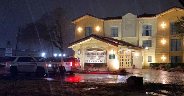 police-officers-pay-for-hotel-room-for-family