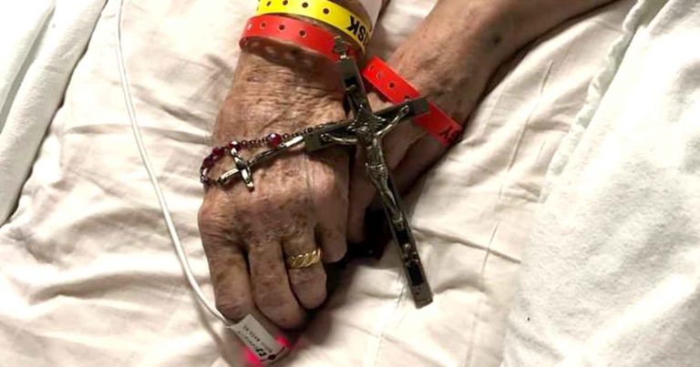 couple-died-holding-hands