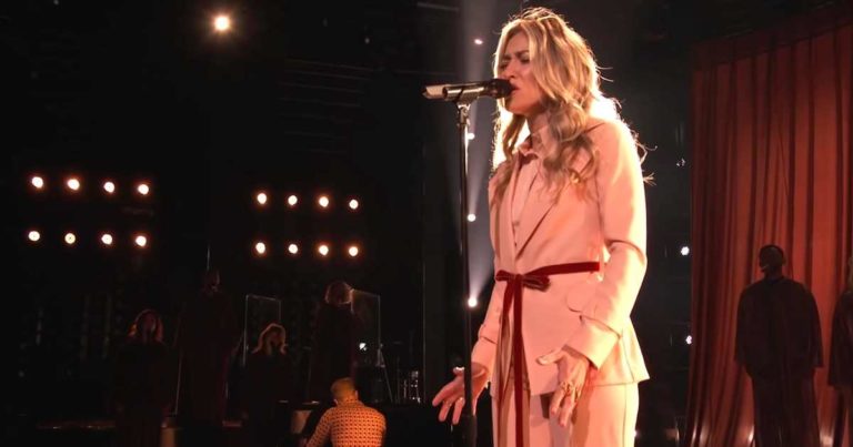 Lauren-Daigle-Hold-On-To-Me-The-Voice