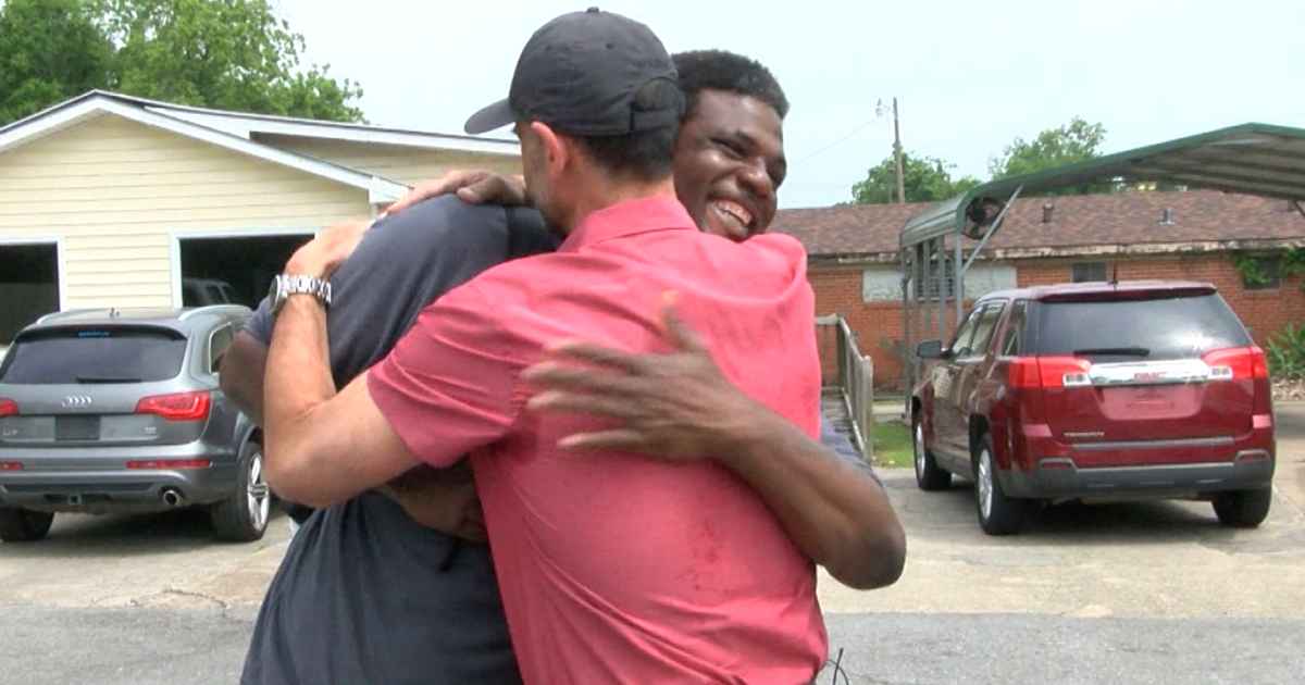 business-owner-helps-homeless-man-louisiana
