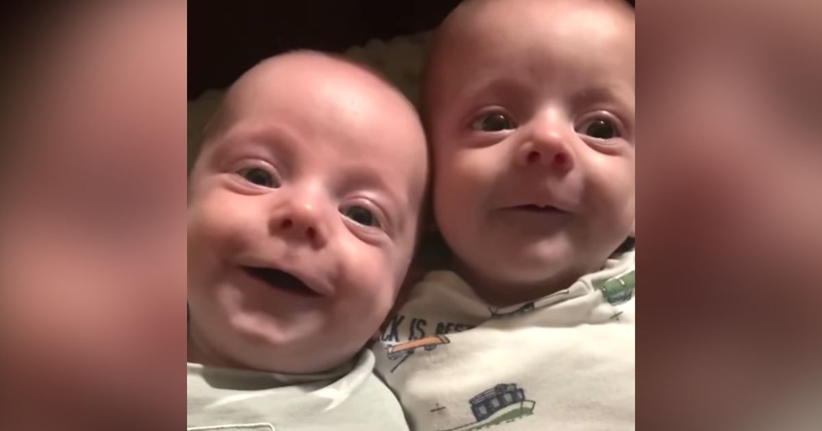 mom singing to twin babies