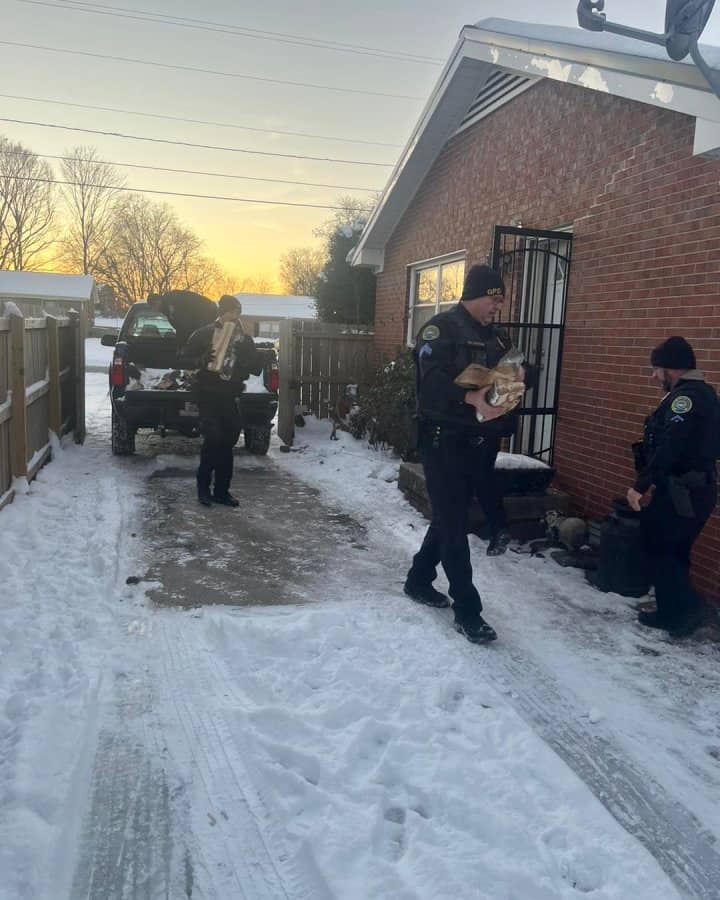 officers deliver firewood (1)