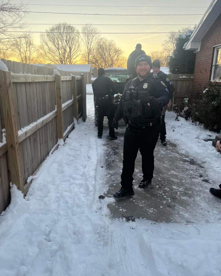 officers deliver firewood (2)