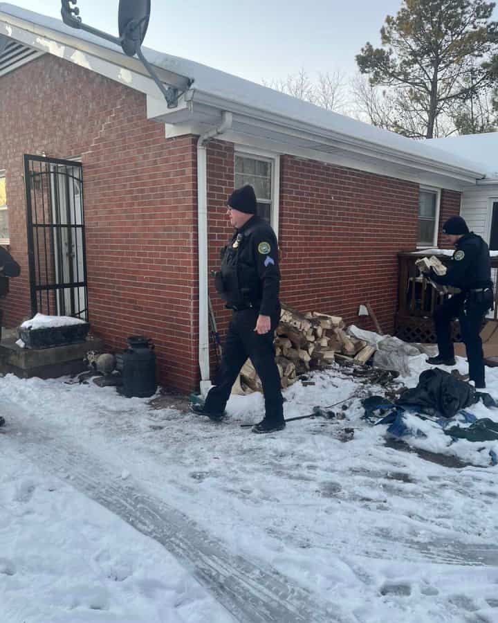 officers deliver firewood (3)
