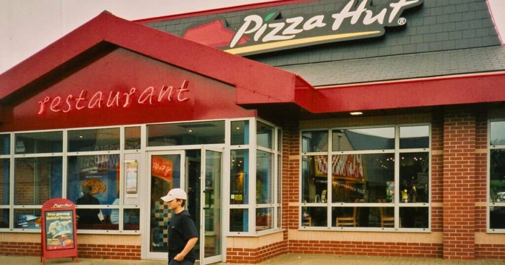 Pizza Hut's Hilarious Typo in Sign Leaves Everyone in Stitches ...