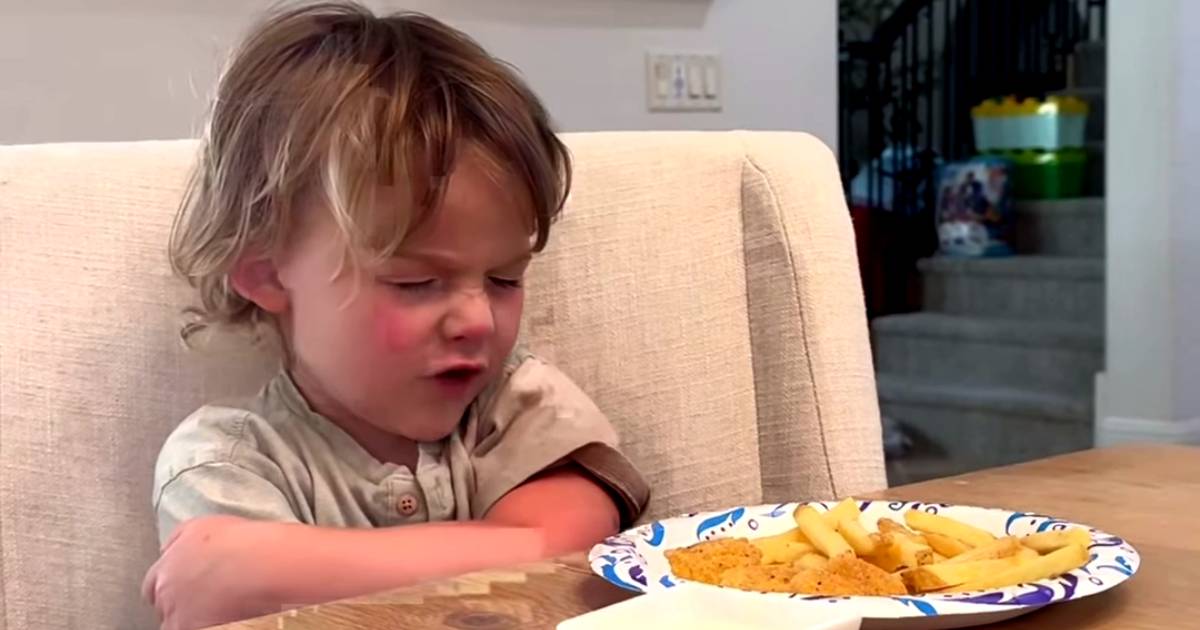kid praying before meal