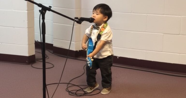 toddler singing 10000 reasons