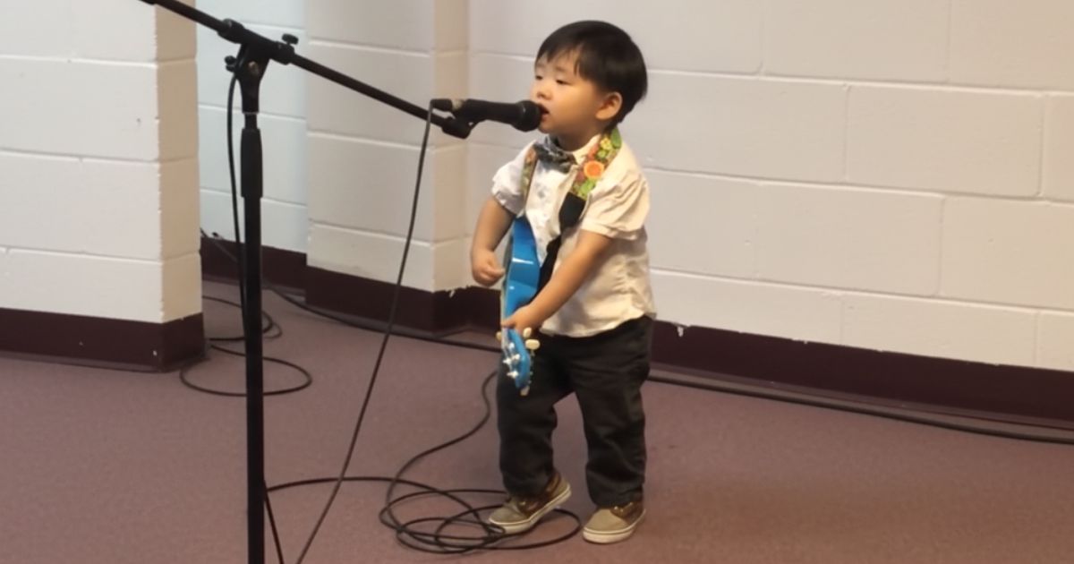 toddler singing 10000 reasons